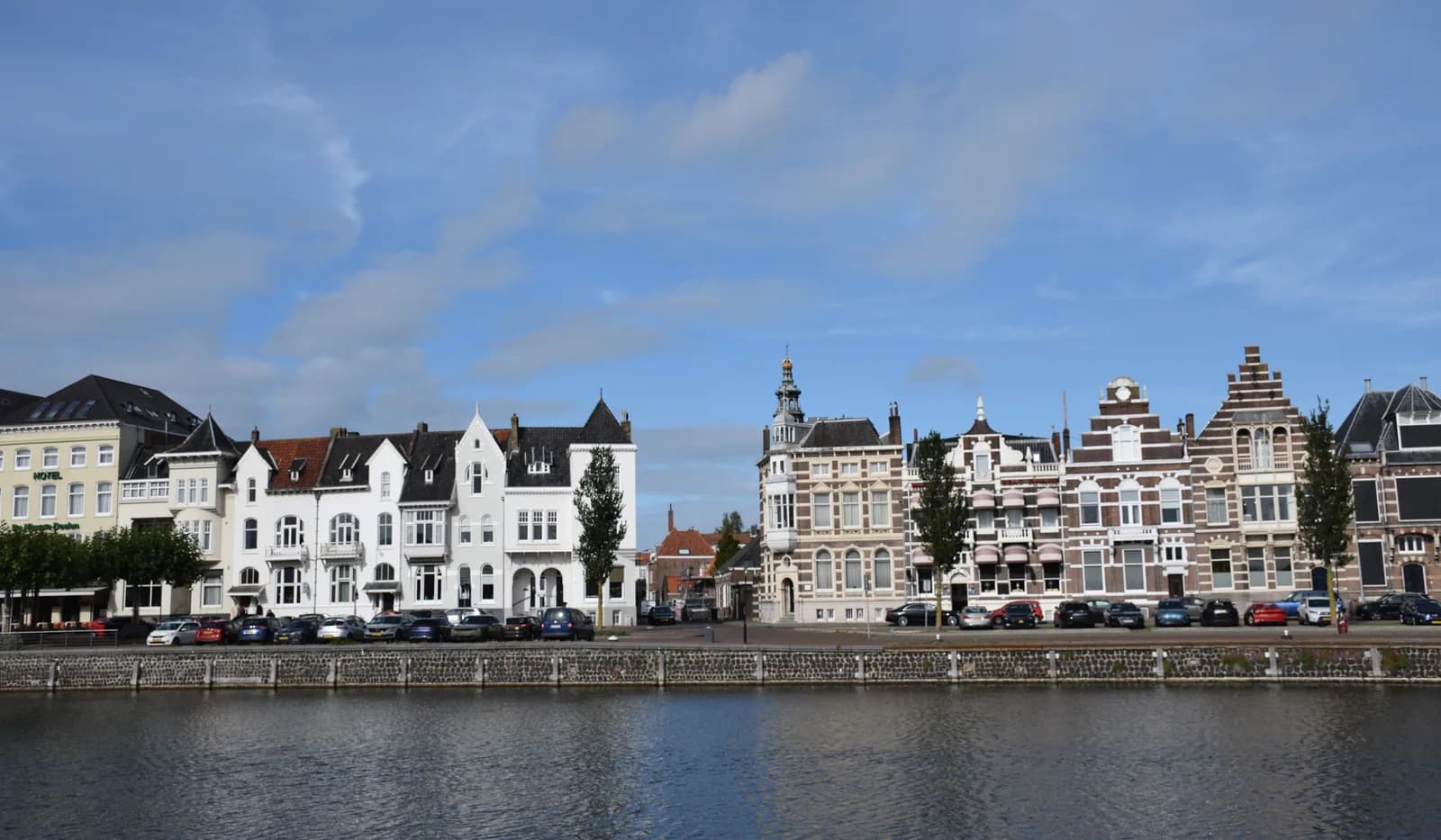 Statige grachtenpanden weerspiegeld in het water