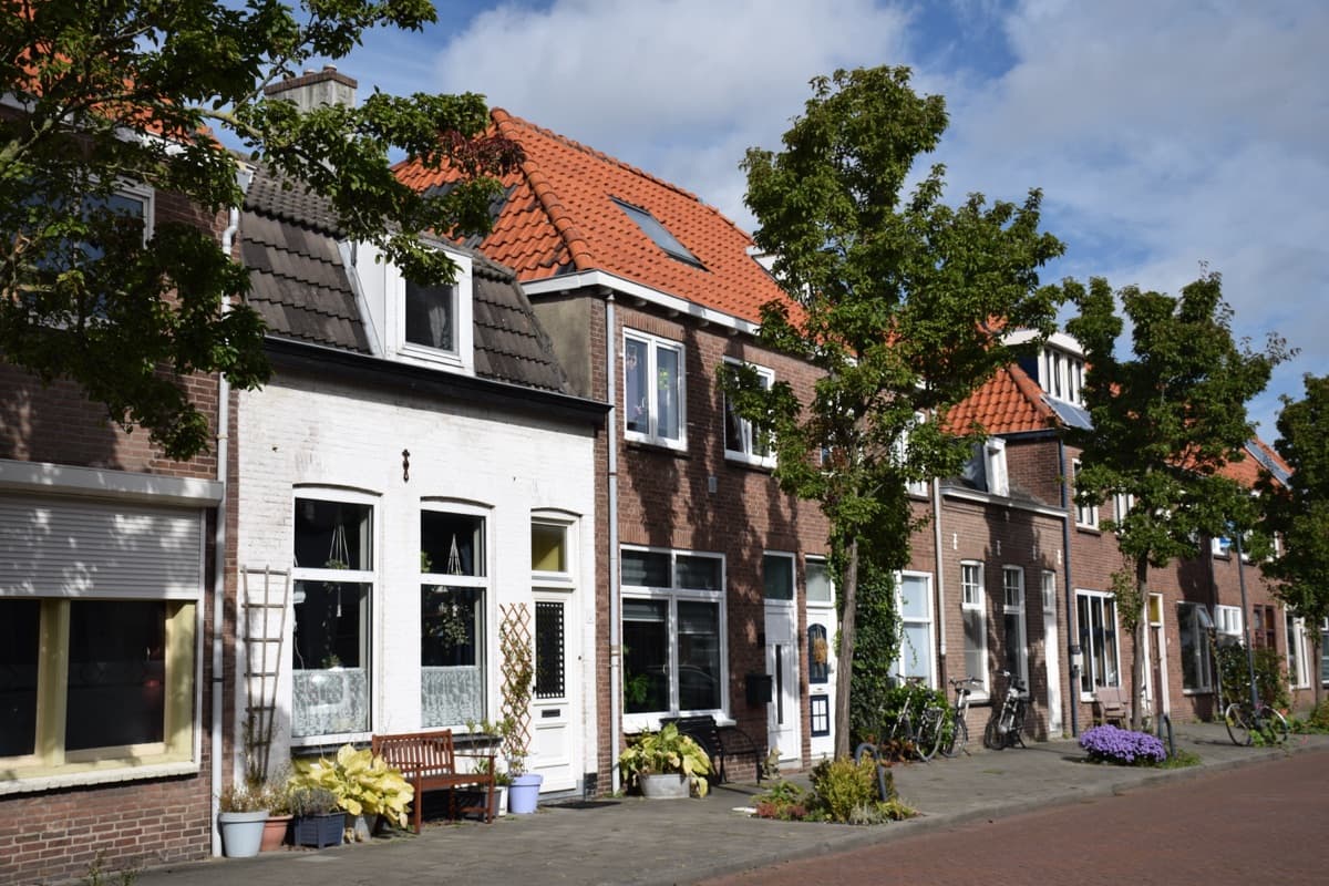 Woningen aan een Nederlandse straat